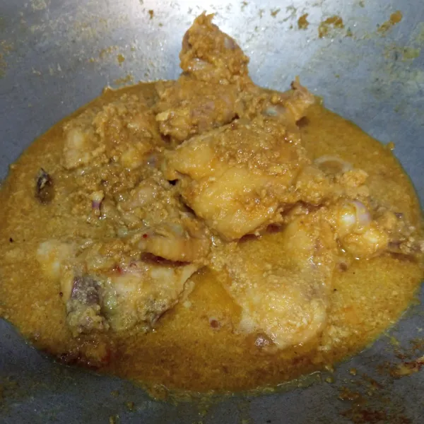 Masukkan kecap manis, gula pasir,  garam, lalu tuang air, masak hingga ayam matang dan kuah mulai menyusut.