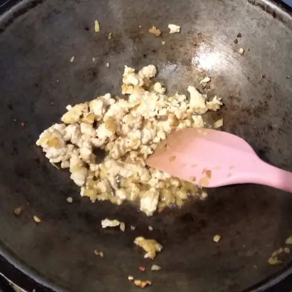 Tumis bombay dan bawang putih sampai harum, lalu masukan ayamnya. Aduk dan masak ayam sampai berubah warna.