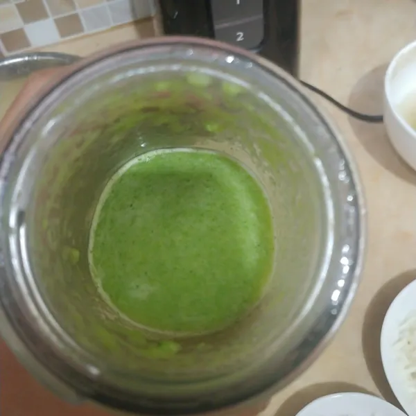 Blender brokoli dengan air kaldu hingga menjadi pure.
