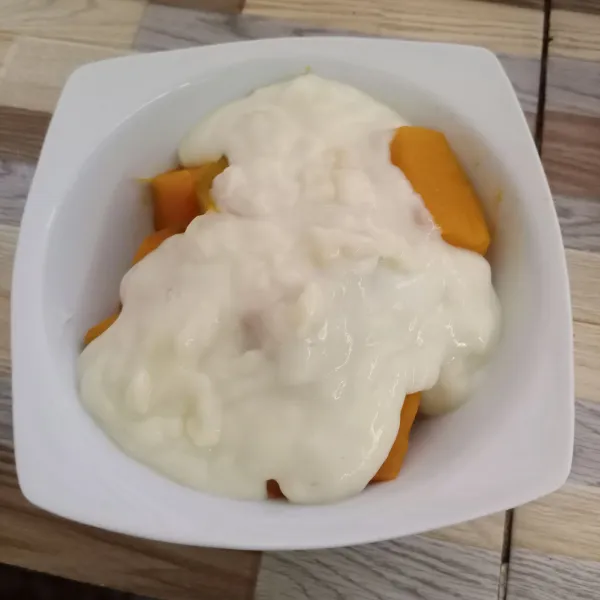 Tata labu kukus di mangkuk, siram dengan vla. Sajikan.