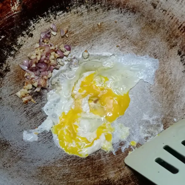 Pinggirkan tumisan bawang. Masukkan telur, buat orak-arik.