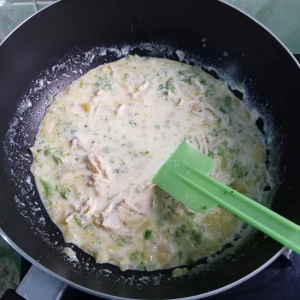 Masukkan ayam suwir, aduk rata lalu matikan kompor.