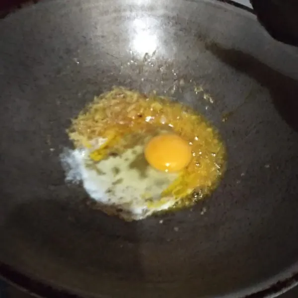 Masukkan telur ayam, orak-arik hingga telurnya matang.