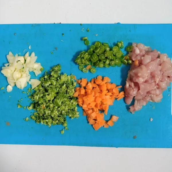 Siapkan ayam, brokoli, wortel, buncis dan bawang putih.
