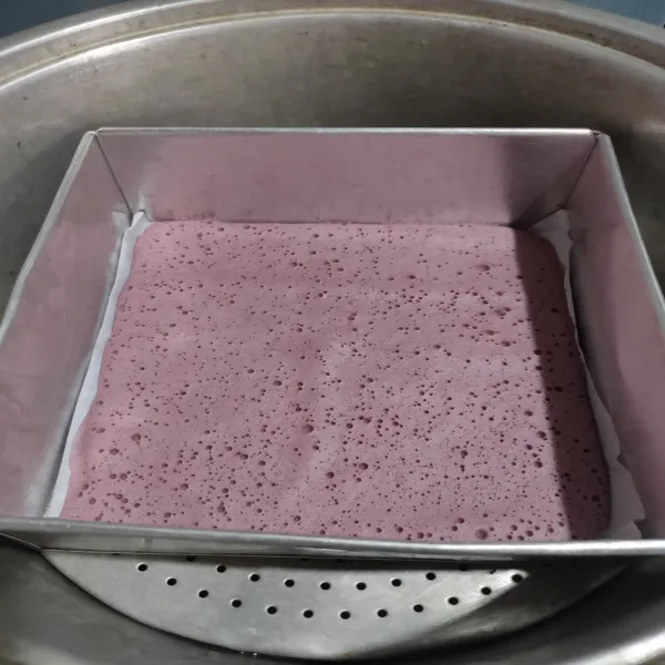 Tuang 1 adonan ke dalam loyang kemudian kukus selama 10 menit, setelah 10 menit timpa adonan pertama dengan adonan lain sesuai dengan urutan warna pelangi kukus kembali selama 10 menit lakukan berulang hingga semua adonan habis. Untuk adonan terakhir kukus selama 15 menit (tutup panci kukusan di lapisi dengan kain bersih agar uap air tidak menetes di atas kue).