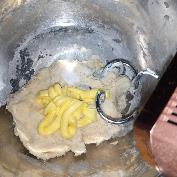 Mixer hingga rata lalu masukkan butter dan garam.