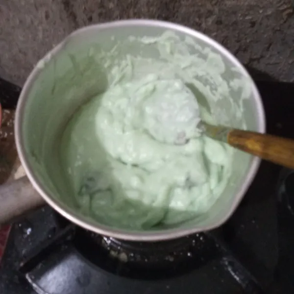 Rebus fibercreme, air, garam, dan pasta pandan hingga mendidih. Ambil satu sendok sayur, larutkan pada tepung beras dan masukkan ke dalam panci. Aduk terus hingga mendidih dan meletup-letup.