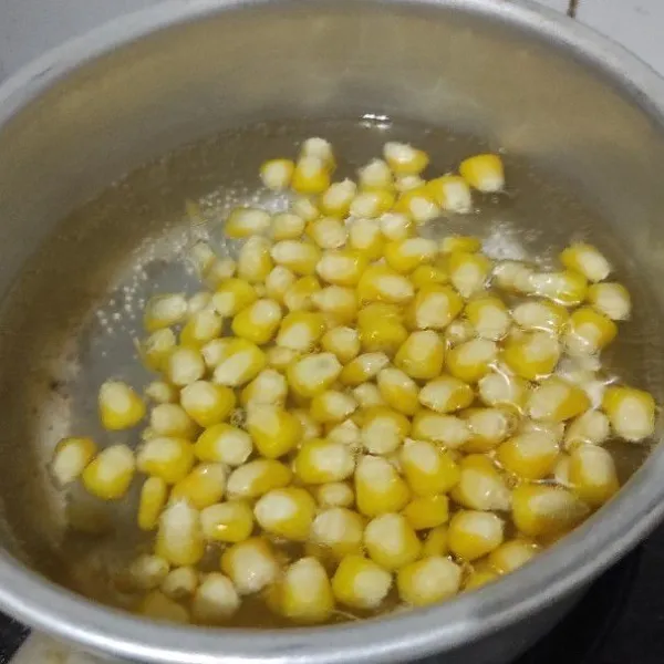 Rebus air sampai mendidih, masukkan jagung pipil.