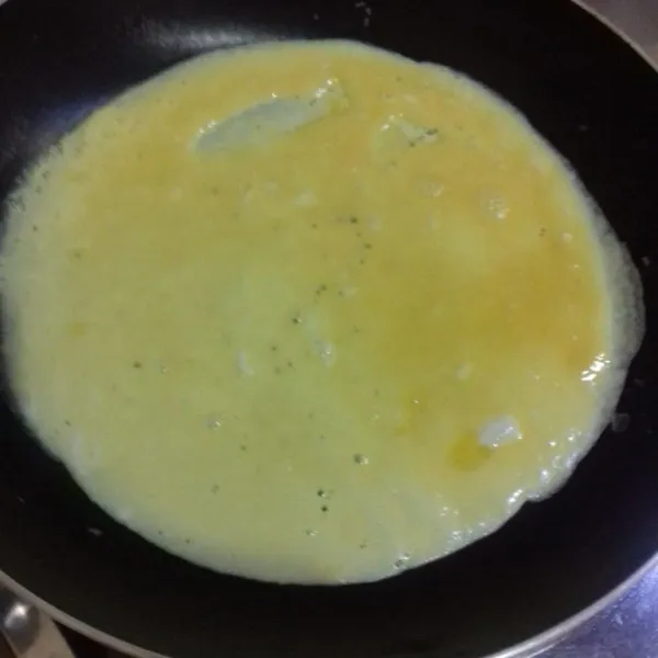Olesi teflon dengan margarin, tuang kocokan telur, goyangkan teflon untuk meratakan telur. Tunggu hingga matang, angkat, letakkan di piring. Lakukan hingga telur habis.