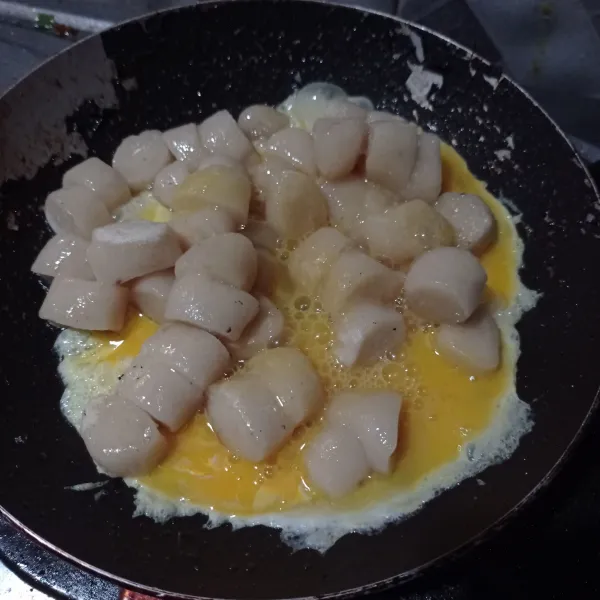 Masukan kocokan telur, aduk rata masak sampai telur matang, matikan api