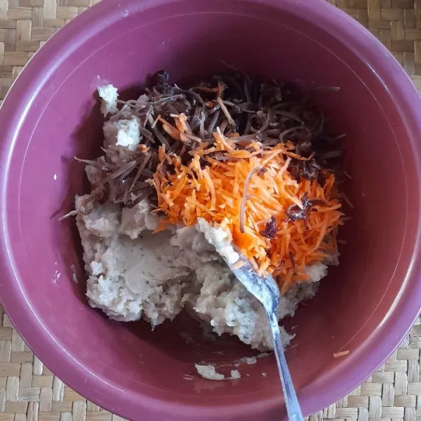 Tuang ikan yang telah diblender ke dalam baskom, tambahkan jamur dan wortel, aduk rata.