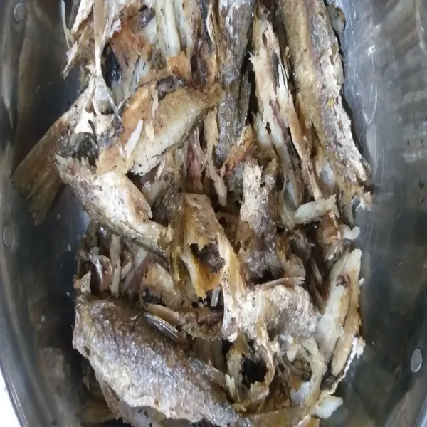 panaskan minyak goreng ikan hingga matang angkat tiriskan suir buang duri dan tulangnya