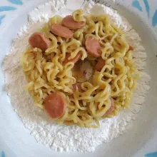 Keluarkan mie dari kukusan dan biarkan sampai dingin lalu keluarkan dari cetakan. Selanjutnya balurkan mie kedalam adonan kering.