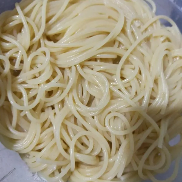 Rebus spagetti dengan 1 sendok makan minyak dan 1 sendok teh garam hingga aldente. Tiriskan, siram air dingin, tiriskan lagi. Sisihkan dulu.