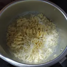 Rebus air sampai mendidih setelah mendidih masukkan mie rebus kira-kira selama 3 menit, jangan terlalu lunak.