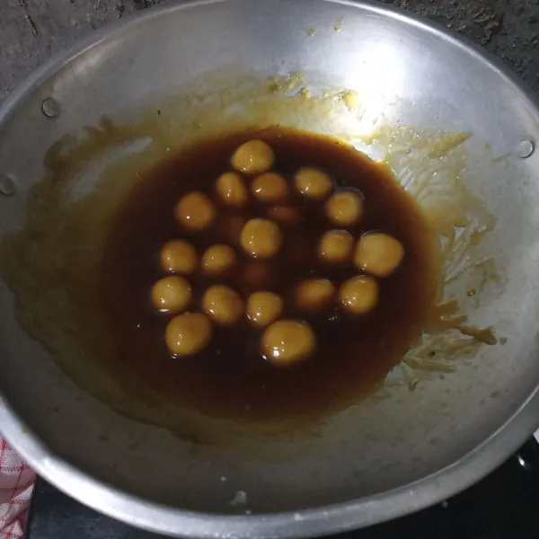 Didihkan air dan gula merah, masukkan bulatan tepung ketan. Masak dengan api kecil hingga mengapung, lalu tuang larutan tepung maizena. Aduk hingga mengental.