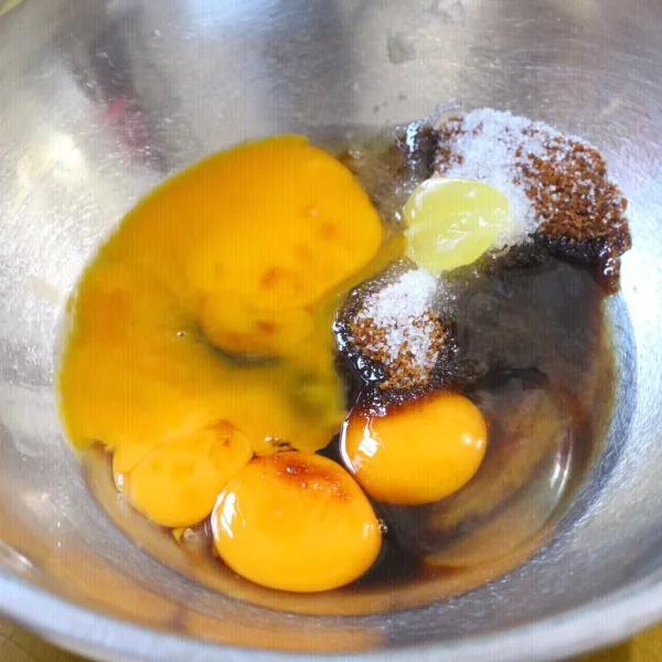 Mixer gula palm, gula pasir, emulsifier, dan kuning telur serta putih telur hingga kental berjejak.