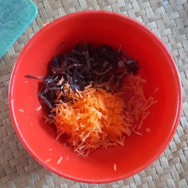 Rajang halus jamur kuping dam serut halus wortel, lalu sisihkan.