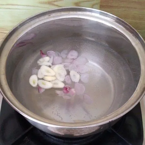 Rebus air hingga mendidih lalu masukkan irisan bawang putih dan bawang merah. Masukkan wortel hingga empuk.