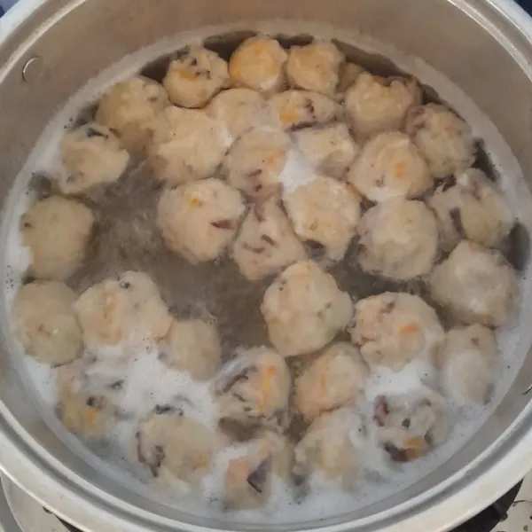 Rebus hingga baso mengapung, kemudian angkat dan tiriskan.