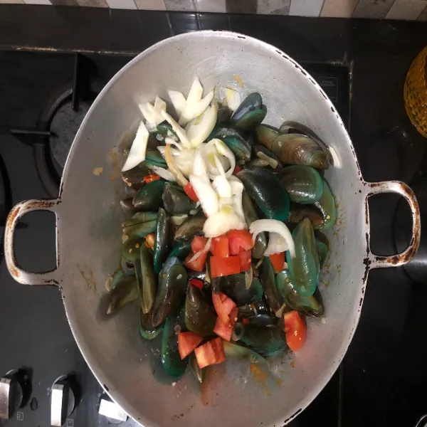 Tambahkan bawang bombay dan tomat, lalu aduk-aduk.