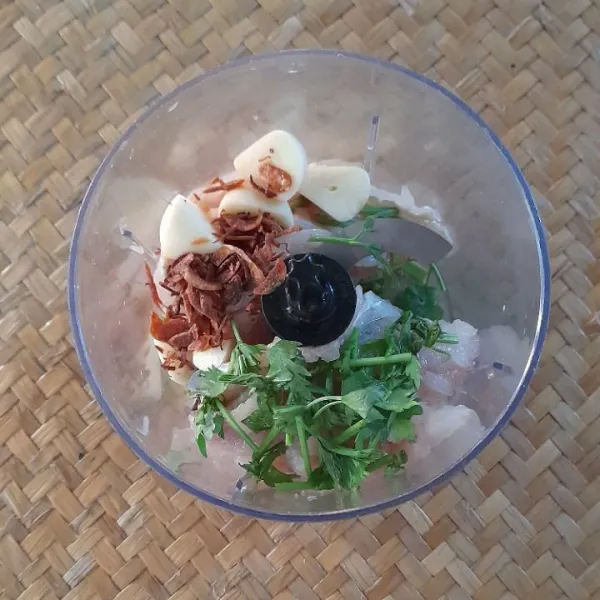 Haluskan dengan blender daging ikan, bawang putih, bawang merah goreng, seledri,dan putih telur.