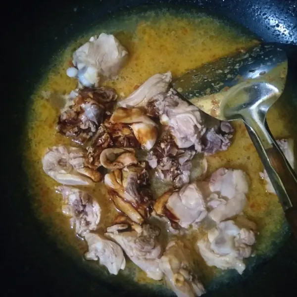 Masukkan ayam, kecap manis, kaldu bubuk, dan gula pasir, aduk rata. Masak hingga kuah mengental.