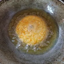 Panaskan minyak goreng secukupnya, masukkan donat mie goreng hingga matang.