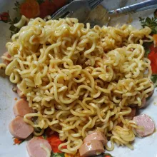 Tiriskan mie tambahkan bumbunya dan sosis aduk rata.