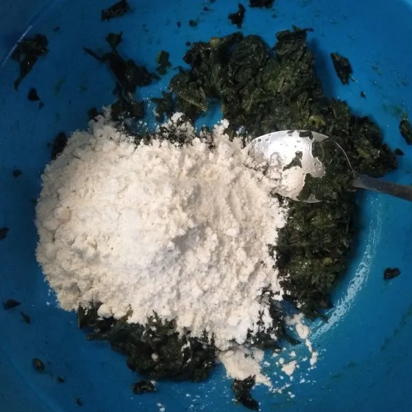 Masukkan tepung tapioka dan tepung terigu, aduk hingga tercampur rata.