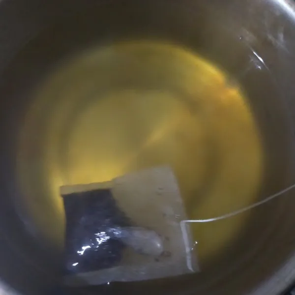 Angkat serai dan jahe. Celup-celupkan teh celup ke dalam air serai hingga kepekatan yang diinginkan.