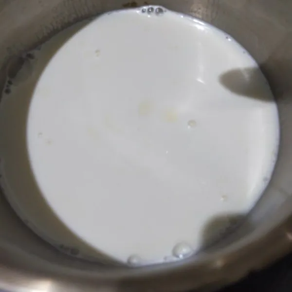 Panaskan susu cair dan bubuk fiber creme dengan api kecil hingga panas, tidak perlu sampai mendidih.
