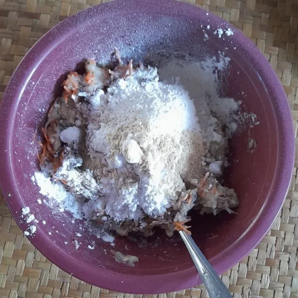 Tambahkan tapioka, tepung terigu, lada bubuk, garam, dan kaldu jamur. Aduk hingga rata, tambahkan air es.