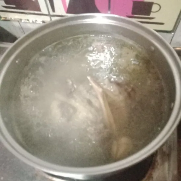 Rebus air hingga mendidih masukkan tetelan daging setelah mendidih matikan, air rebusan kaldu ini dipakai sebagai kuah baso dan untuk memasak baso.