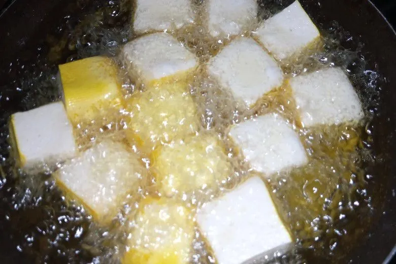 Goreng potongan tahu hingga matang.