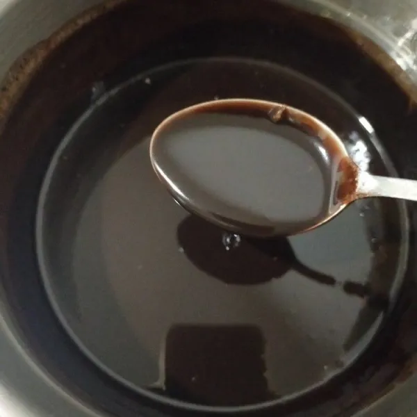 Tuang dalam mangkuk potongan cokelat, lalu aduk-aduk sampai butter dan cokelat larut.