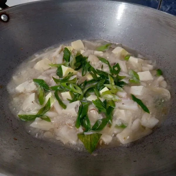 Setelah jamur empuk, masukkan tofu. Masukkan juga bawang prei iris.
