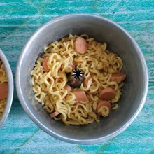 Siapkan mangkuk alumunium olesi dengan minyak goreng, masukkan mie dan tambahkan spuit bagian tengahnya. Kemudian kukus sebentar.