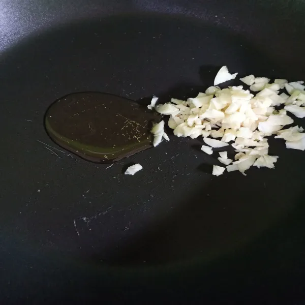 Tumis bawang putih dengan 1 sdm olive oil hingga harum