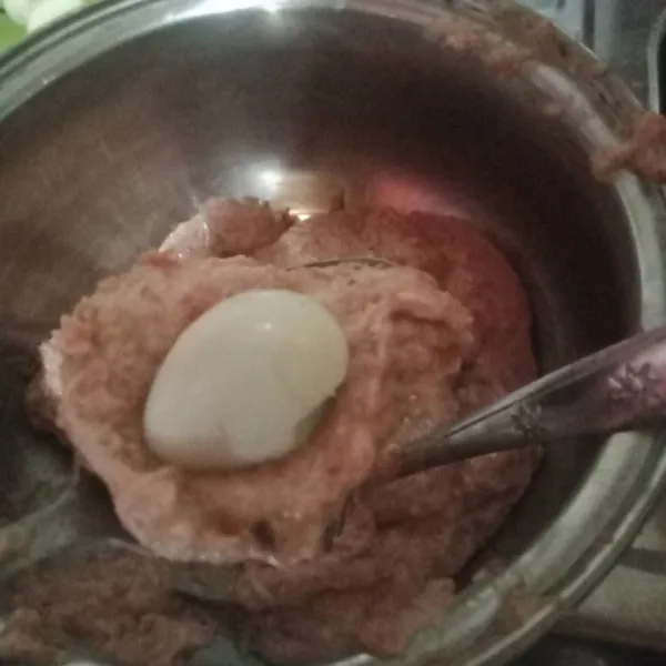 Pindahkan ke wadah bentuk gilingan daging bulat-bulat atau bisa diberikan isian telur puyuh.