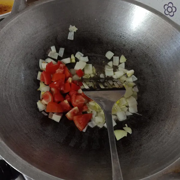 Kemudian masukkan tomat, tumis sebentar.