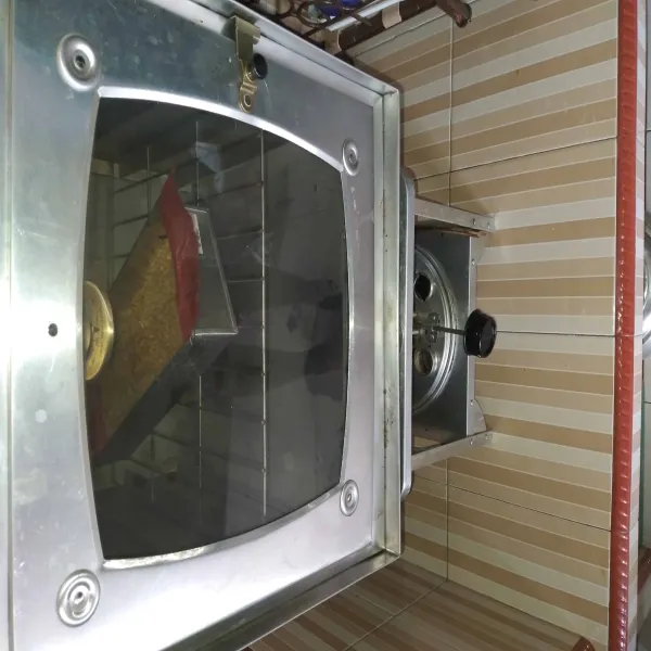 Panggang brownies dengan suhu 170°C selama 25 menit lalu angkat, biarkan di suhu ruang sebentar. Jika sudah dingin potong-potong brownies sesuai selera dan sajikan.