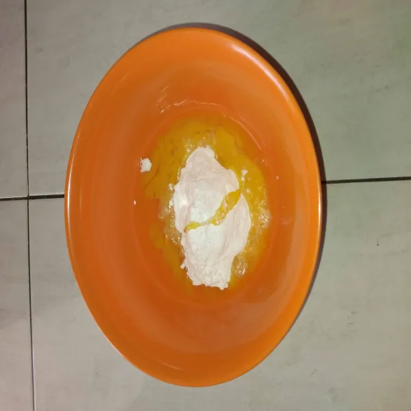 Dalam wadah lain campur telur dan gula halus, aduk dengan whisk hingga tercampur rata dan gula larut.