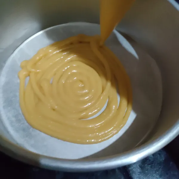 Semprotkan dalam loyang yang sudah dioles dan diberi baking paper, lalu oven di suhu 190°C api atas bawah selama 30 menit hingga kuning kecoklatan atau sesuaikan oven masing-masing (oven sebelumnya sudah dipanaskan -+10 menit).