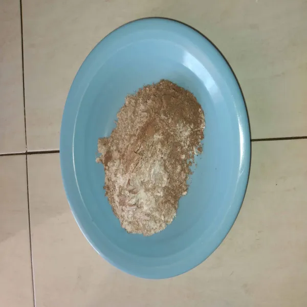 Campurkan tepung terigu dengan cokelat bubuk lalu ayak dan sisihkan.