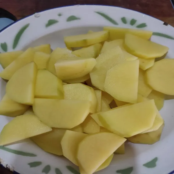 Kupas kentang potong sesuai selera, kemudian cuci bersih dan tiriskan.