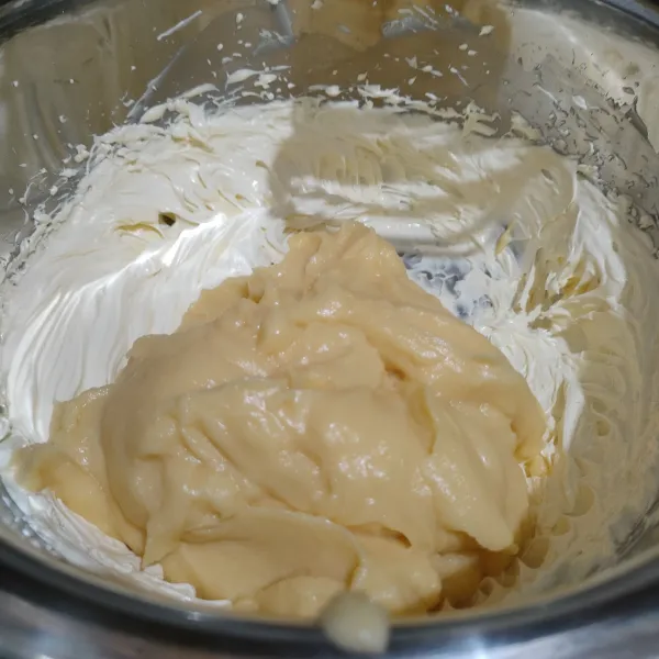 Mixer mentega hingga putih mengembang, lalu masukkan adonan tadi yang sudah dingin lalu mixer kembali hingga lembut.