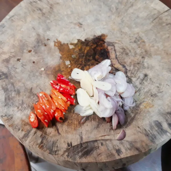 Iris tipis bawang merah, putih dan cabai.