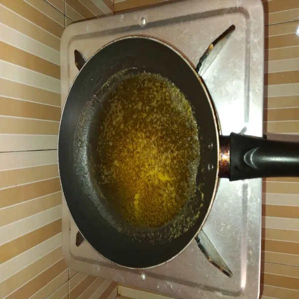 Buat crumbles dengan cara lelehkan margarin terlebih dahulu lalu angkat dan sisihkan sebentar.