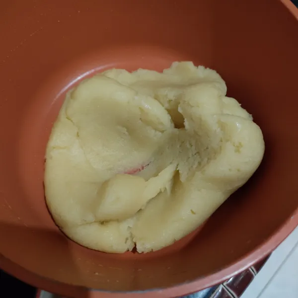 Masukkan mentega, garam dan gula pasir masak hingga mendidih, kecilkan api yg paling kecil lalu masukkan tepung,masak hingga kalis, sisihkan hingga dingin.